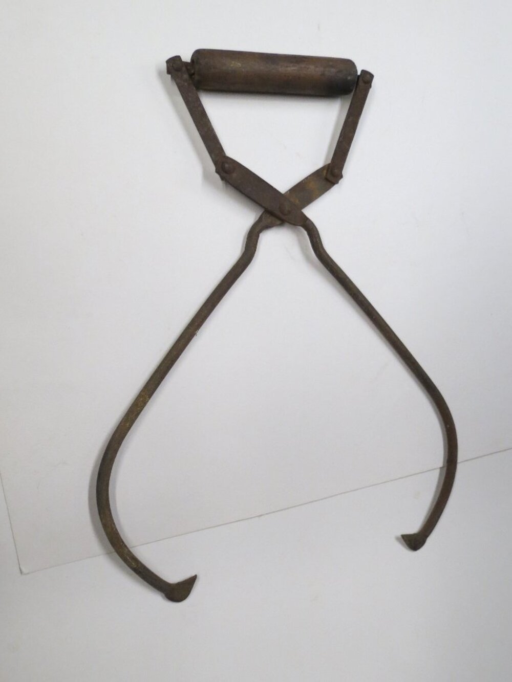 Vintage Block Ice Tongs Cast Iron, 1940s Rustic Farm & Industrial Tools